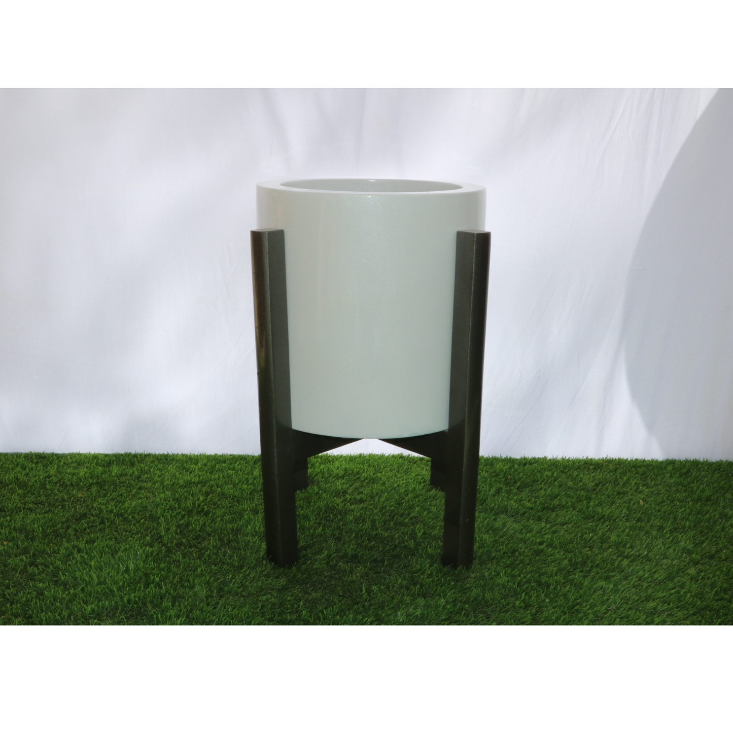 SKU-22 Fiberglass Round Modern Planter Texture Finish Wooden Rest